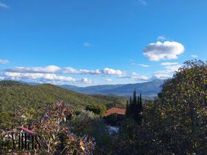 Villa moderne au cœur des Aspres en Plain pied avec piscine et dépendances