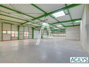 A LOUER - Au sein du parc de l'Esplanade  1065m² d'entrepôt divisible à partir de 509m². A
