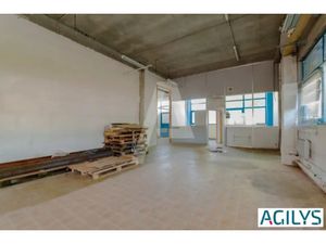 A LOUER : VILLEJUIF Proche Centre Ville un entrepôt avec bureaux de 748 m² à Villejuif dan