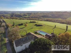 Propriété sur emplacement exceptionnel avec vues panoramiques et piscine.