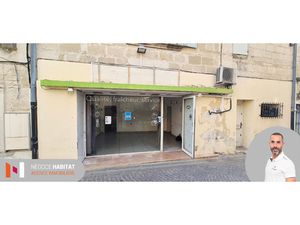 AIMARGUES PROCHE MAIRIE LOCAL COMMERCIAL DE 64.13M2 AVEC VIT