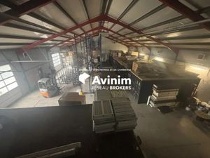 Entrepôt de 1316m² - HSP 8m - 3 portes plain-pied