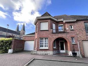 Belle maison 3 façades avec garage