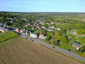 Terrain avec un gros oeuvre pratiquement terminé.