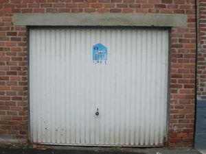 Beau garage 1 voiture à front de rue du Bois à Wasmes