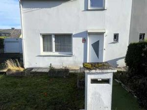 MAISON 3 FACADES AVEC JARDIN  VERANDA ET GARAGES.