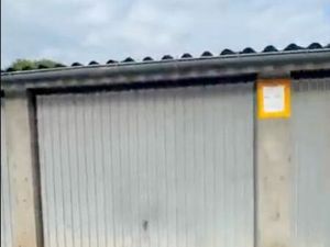 À LOUER – BOX / GARAGE 15 m² – COMMENTRY (Champ de Foire)