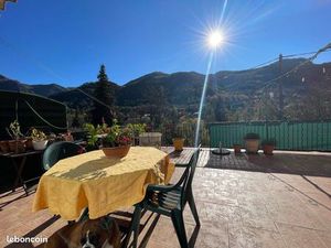 Villa ensoleillée proche village