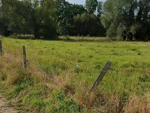 Vaste Pâture en Zone Agricole Isolée avec étang et rivière