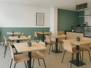 verrassend ruim en veelzijdig pand op toplocatie in Kness...