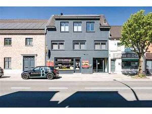Maison commerciale avec résidence dans le centre de Destelbe