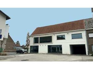 Local commercial avec grand garage à vendre à Melle