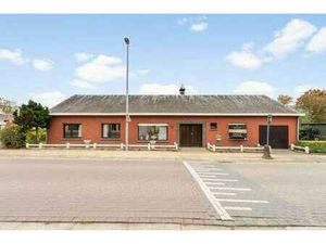 Bungalow met 4 slaapkamers en 2 garages in hartje Elversele