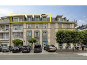 Lichtrijk dakappartement met 3 terrassen en garage op top...