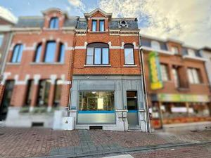 Handelspand met zeer ruim appartement in het centrum Brakel!