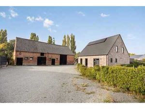 Ruime gezinswoning met bijgebouw  stallen en weiland in u...