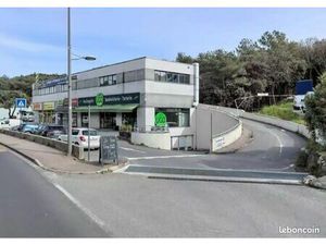 LOCAL 200m2 à 2 min de l’A8