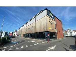 Magasin à louer le long de la Kortrijksesteenweg en face du