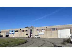 Bâtiment industriel avec pont roulant à louer près du centr