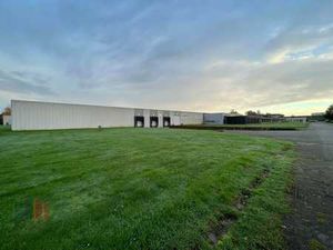 Bedrijfsgebouw op topligging met visibiliteit van de E17 ...