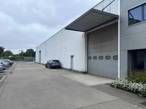 Grand entrepôt avec bureau à louer