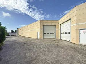 Entrepôt (1 006 m²) avec bureaux à louer près de l'E40 Drong