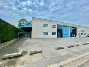 Te huur magazijn met kantoorruimtes in ambachtelijke zone...