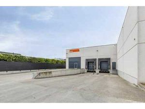 Bâtiment logistique avec double quai de chargement à Maldege