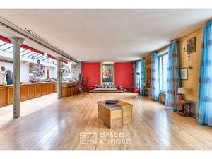 Ancienne salle de yoga esprit loft avec balcon