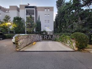 A vendre 2 places de parking en enfilade au sous-sol avec rangement.