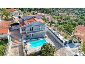 Maison à vendre - 7 pièces - 228 m2 - La Turbie - 06 - PROVENCE-ALPES-COTE-D-AZUR