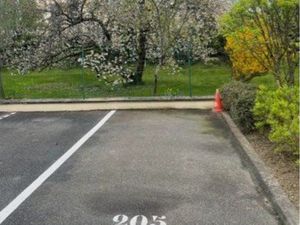 Place de parking dans résidence fermée