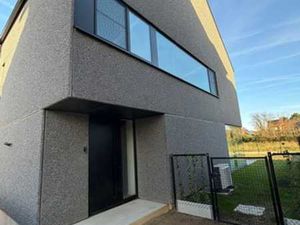 Superbe maison trois façades neuve  idéalement située