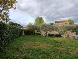 Vente terrain 740 m² à Cadenet (84160)  170 000 €