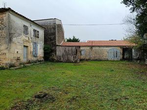 Au calme  proche des commerces  maison et grange à rénover. Jardin de 700 m² environ.
