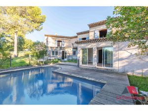 PROPRIETE EGUILLES - AVEC PISCINE ET GARAGE DANS UN ENVIRONN