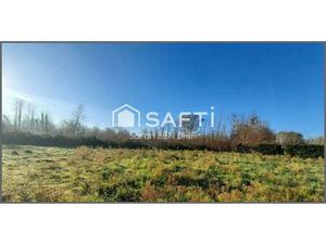 Beau terrain constructible d’environ 860 m²  libre de tout constructeur et pré-viabilisé.