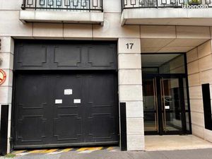 Grand parking sécurisé Commerce