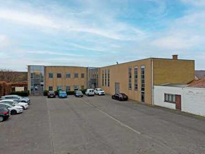 Magazijnruimte +/- 6.700m² met 820m² kantoren in Deerlijk