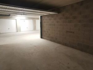 Garage fermé en sous sol sécurisé - proche bus pour Genève