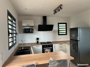 Loue meublé avec vue mer et couchers de soleil quotidiens à bois de nèfles St Paul (chemin