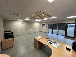 Location locaux professionnels 367 m² à Château-Landon (77570)  3 515 €