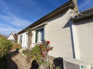 Maison de campagne avec jardin et garage.