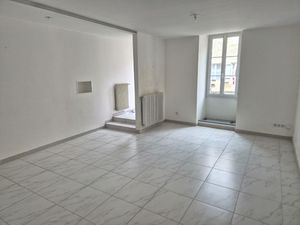 Maison de bourg de 101 m2  3 chambres  cour et atelier