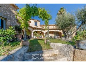 Maison atypique avec jardin paysager et architecture singulière