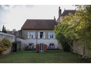 A Mirande maison de ville avec jardin