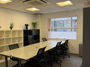 Bureaux à louer : Plug & Play Contrat de Prestation de services - 70 m2 - 20 postes