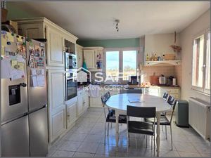 Maison familiale en campagne avec sous-sol et garages