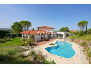 Villa avec piscine et prestations modernes