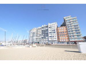 Gesloten garagebox gelegen op de zeedijk van Duinbergen.